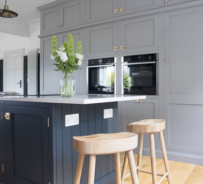 kitchen island with wooden stools