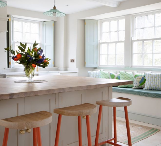 big kitchen table con flowers on top